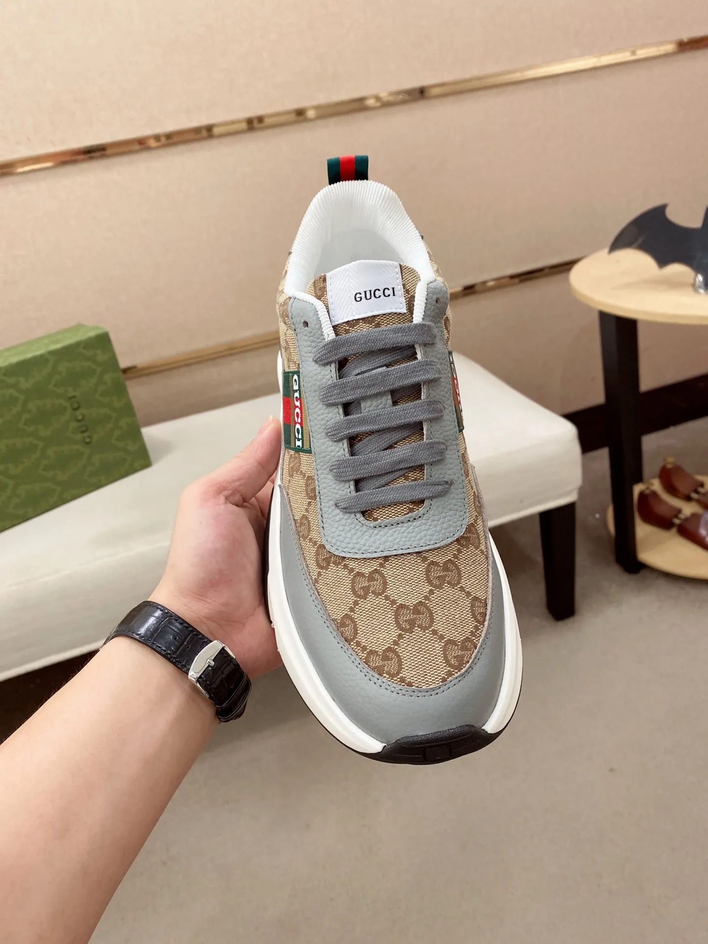 Men's men's shoes💰 462💰🇮🇹🇮🇹GUCCI🔍🔍new models are on sale at the same time at the counter. The uppers🇮🇹 are made of top-grain cowhide imported from Italy. Fully imported genuine leather lining 💪💪, completely 1⃣️ to 1⃣️ replica 🇮🇹💪💪, ⚠ sole: original sole provided by the original factory, exclusive movable molded sole super comfortable, ⚠ original factory follow-up, 🔍🔍 high quality, you can go in and out of the counter at will, welcome to compare⚠. Code number:38-44